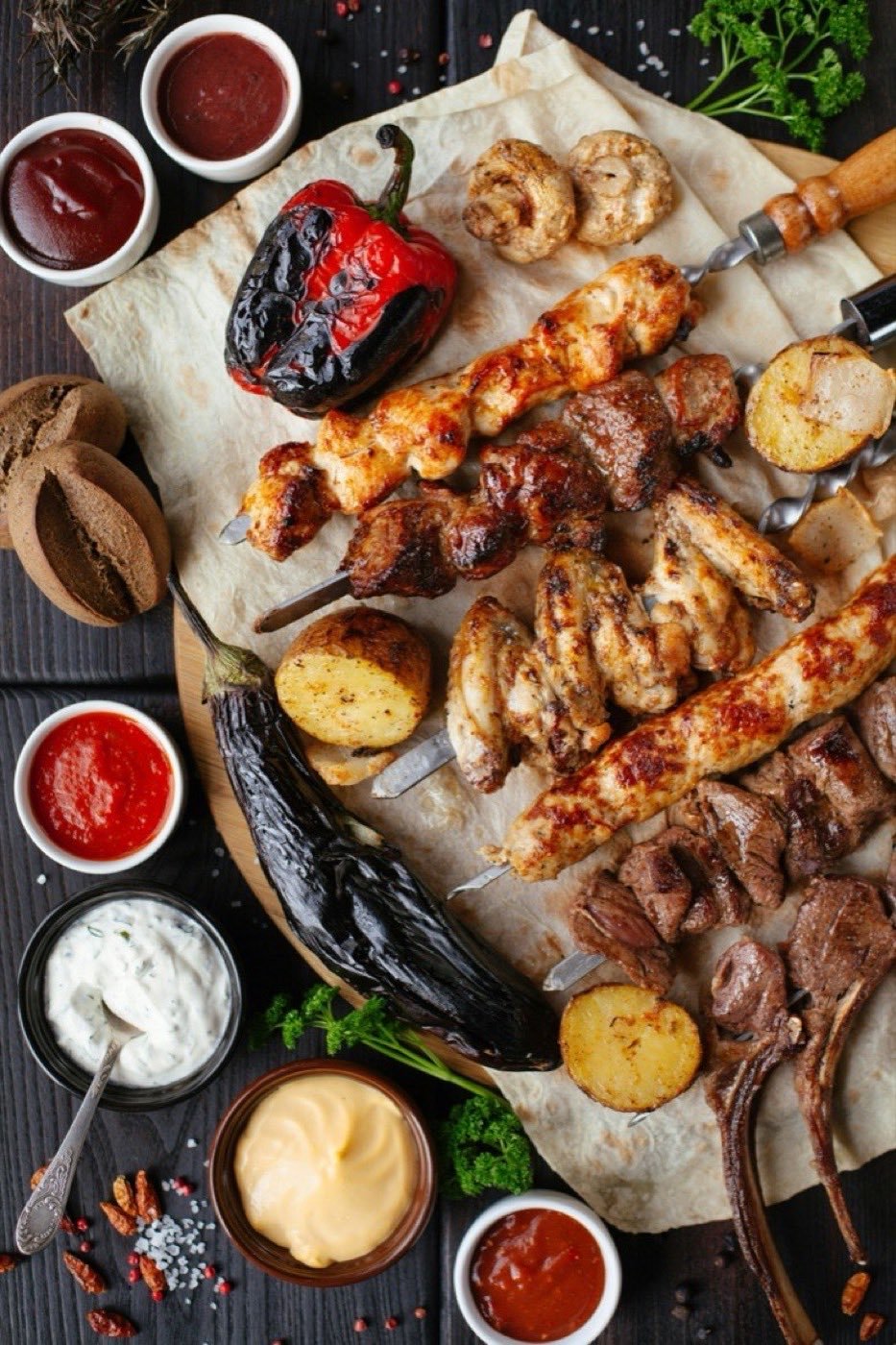 Kasada ödeme alan restoran çalışanı